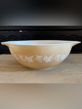 Vintage Pyrex Cinderella Sandalwood Mixing Bowl 444 with White Ivy NICE!